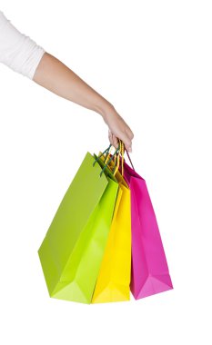 renkli alışveriş torbaları tutmak el