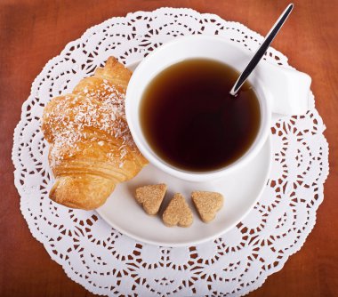 En iyi görünümü çay veya kahve ve kruvasan