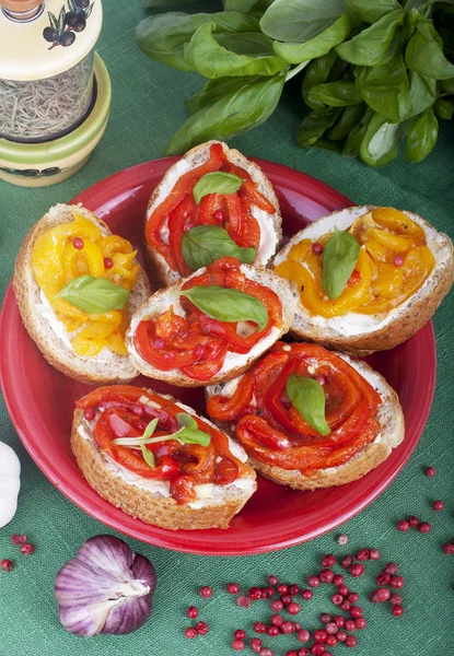 ile krem peynir ve pişmiş kırmızı biber ekmek