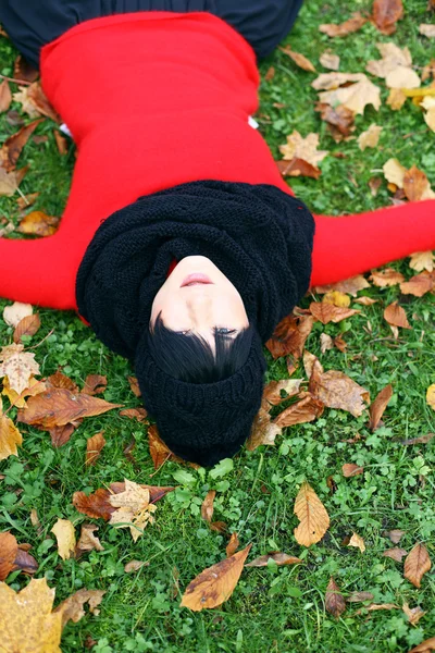 Молодая брюнетка отдыхает в осеннем парке — стоковое фото