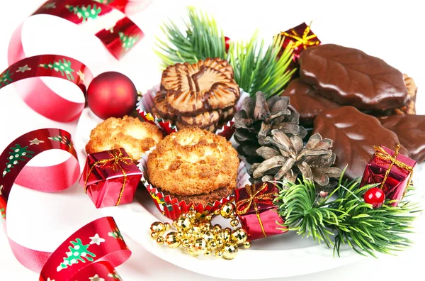 Mucchio di vari biscotti e decorazioni natalizie — Foto Stock