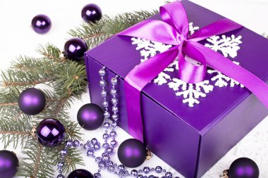 Noel topları ile mor hediye kutusu