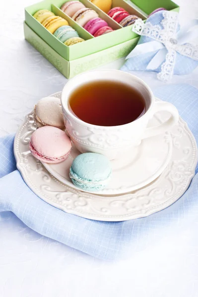 Cup of tea with colorful french macarons — Stock Photo, Image