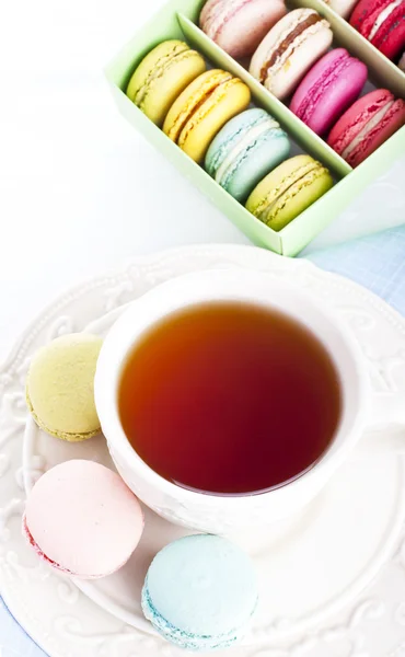 Cup of tea with colorful french macarons — Stock Photo, Image