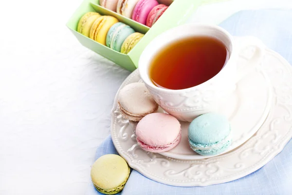 Cup of tea with colorful french macarons — Stock Photo, Image