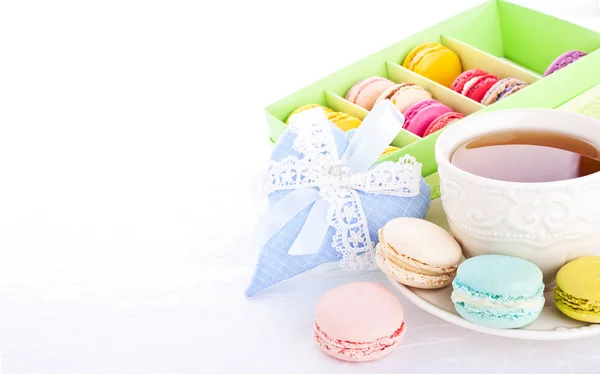 Cup of tea with colorful french macarons — Stock Photo, Image