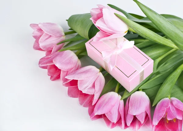 Pink tulips and gift box — Stock Photo, Image