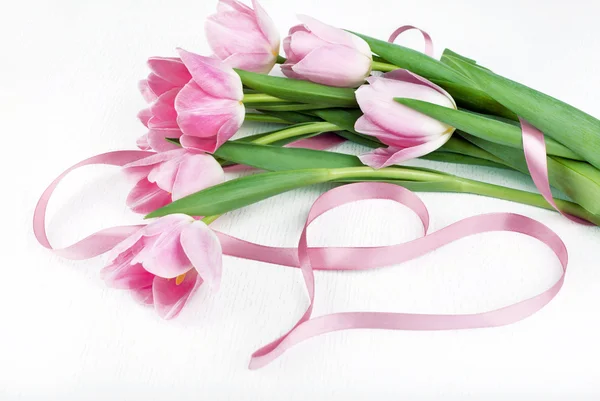 ピンクのチューリップと w に分離したピンクリボンの美しい花束 — ストック写真