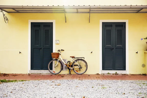 The bicycle parked near the house — Stock Photo, Image