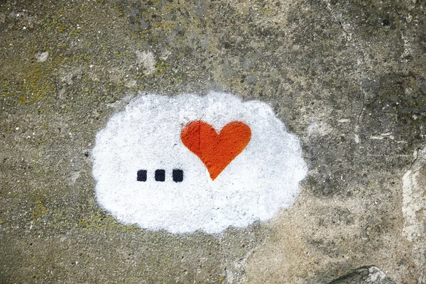 Fundo de parede de concreto velho com coração pintado à mão — Fotografia de Stock