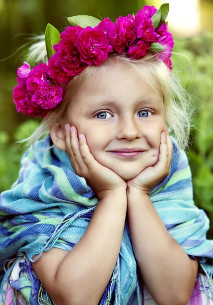 Porträt eines kleinen Mädchens im Rosenkranz — Stockfoto