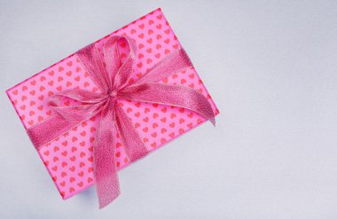 kalp desen gri arka plan üzerinde hediye kutusu