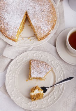  kremalı havuçlu kek üzerine çatal 