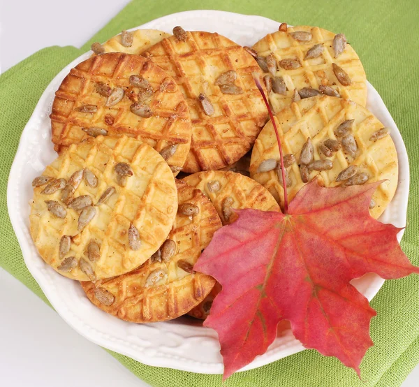 Cookies med solrosfrön och höstens röda blad — Stockfoto