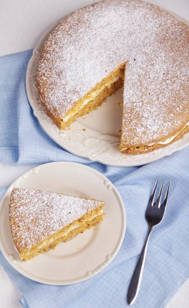 Bolo de cenoura em uma chapa — Fotografia de Stock