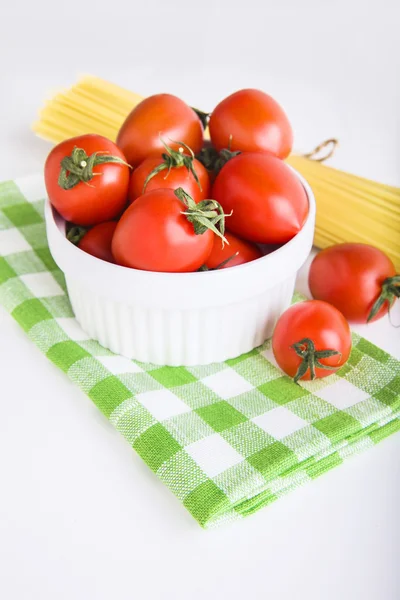Składniki:? herry pomidory w misce i spaghetti — Zdjęcie stockowe