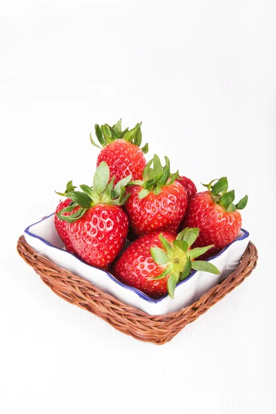 Φράουλες σε ένα καλάθι σε άσπρο φόντο ξύλινη — Φωτογραφία Αρχείου