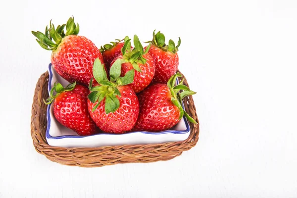 Fresas en una canasta sobre fondo blanco —  Fotos de Stock