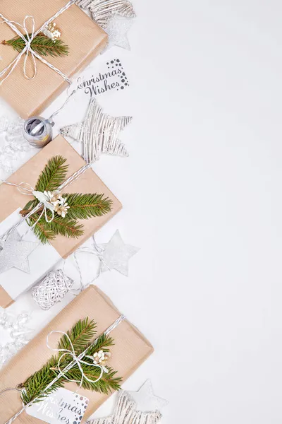 Platte Lay Samenstelling Met Kerst Geschenkdozen Witte Houten Achtergrond Ruimte — Stockfoto