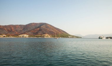 Türkiye 'deki orman yangınından sonra otellerin etrafındaki yanmış orman. Temmuz 2021 'de Marmaris tatil beldesi Türkiye' nin Icmeler banliyösünde çıkan orman yangınlarıyla harap olmuş tepeler..