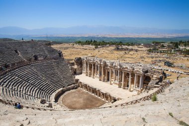 2021-09-03 11: 57 Pamukkale, Türkiye. İnsanlar antik Yunan kenti Hierapolis 'teki antik tiyatronun kalıntılarını ziyaret ediyor.