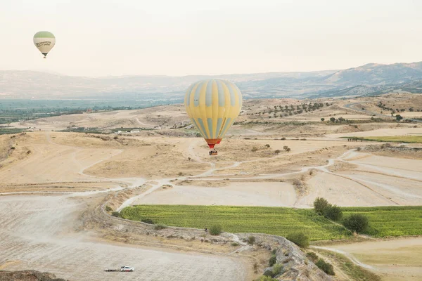 2021-09-03 Pamukkale, Denizli ili. Türkiye 'de sıcak hava balonu uçuşu