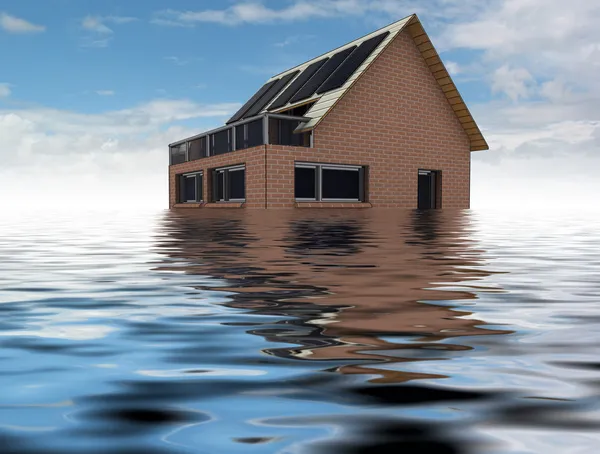 Устойчивый кирпичный дом на воде с небом — стоковое фото