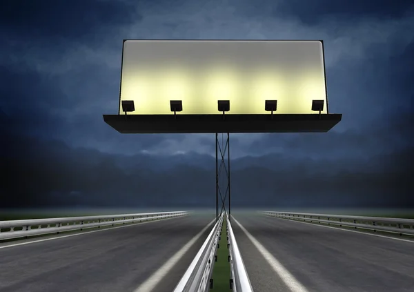 Autoroute avec panneau d'affichage vierge éclairé et ciel du soir — Photo