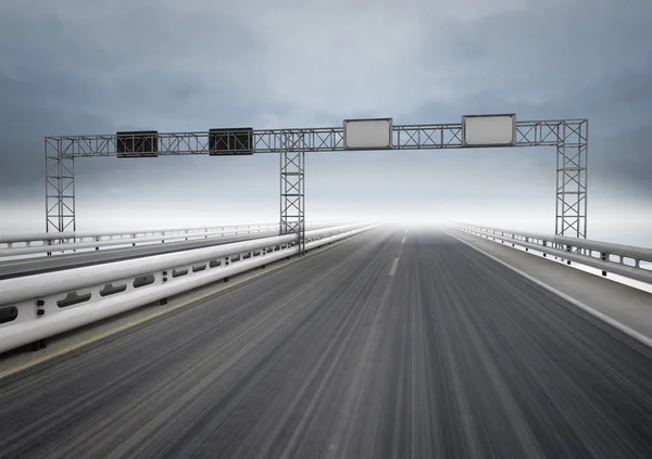 Большое шоссе для скоростного движения с голубым небом — стоковое фото