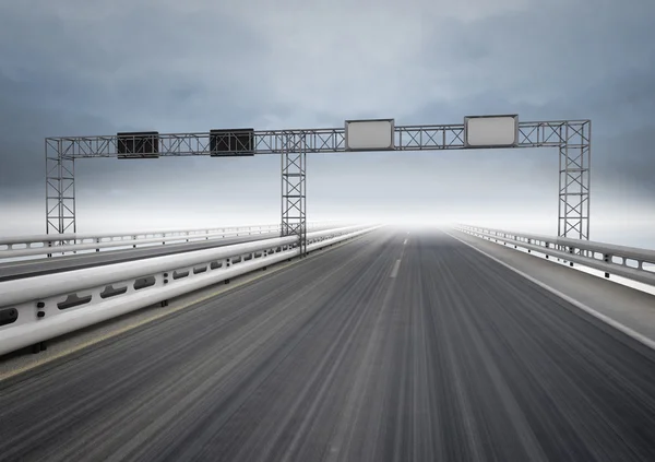 Büyük otoyol hız trafik mavi gökyüzü ile için — Stok fotoğraf