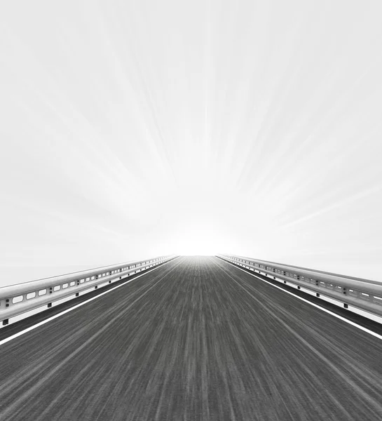 Autostrada vista diritta con bagliore orizzonte bianco — Foto Stock