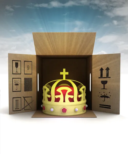 Consegna del prodotto corona reale d'oro con brillamento cielo — Foto Stock