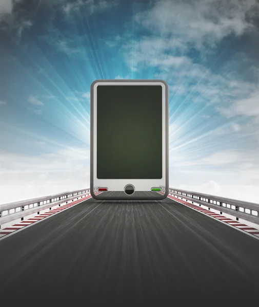 Teléfono inteligente en la pista de la autopista que conduce a la comunicación con el destello del cielo — Foto de Stock