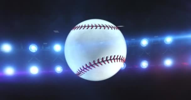Летающий Бейсбольный Мяч Мигающими Прожекторами Стадиона Ночью Вращающийся Спортивный Мяч — стоковое видео