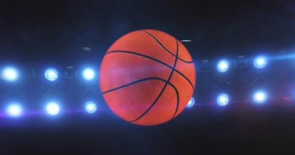 Flying Basketbal Met Knipperende Stadion Spots Nacht Draaiende Sportbal Sport — Stockvideo