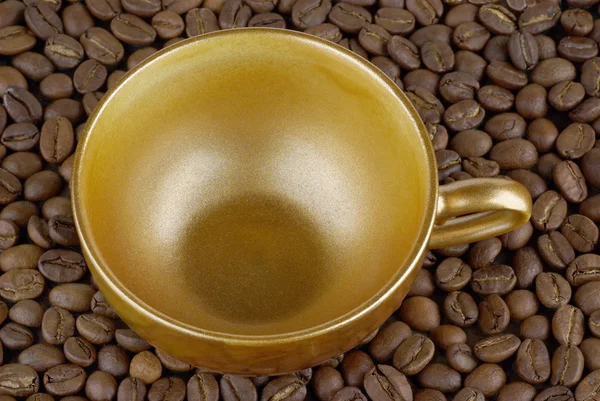Золотая чашка кофе — стоковое фото