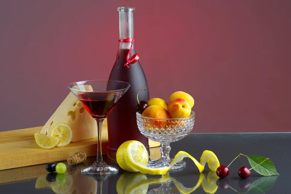 Butelka czerwone wino z owoców — Zdjęcie stockowe