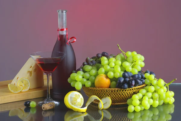 Fles rode wijnstok met vruchten — Stockfoto