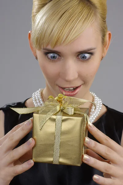 Blondine hält Geschenkbox in der Hand — Stockfoto