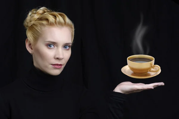 Porträtt av ung vacker blond kvinna med kopp kaffe — Stockfoto