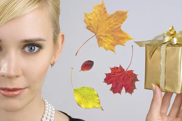 Blonde Frau in Geschenkschachtel — Stockfoto