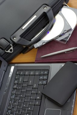 bilgisayar ile iş evrak çantası