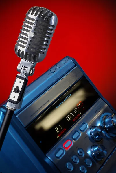 Retro microphone with modern player — Stock Photo, Image