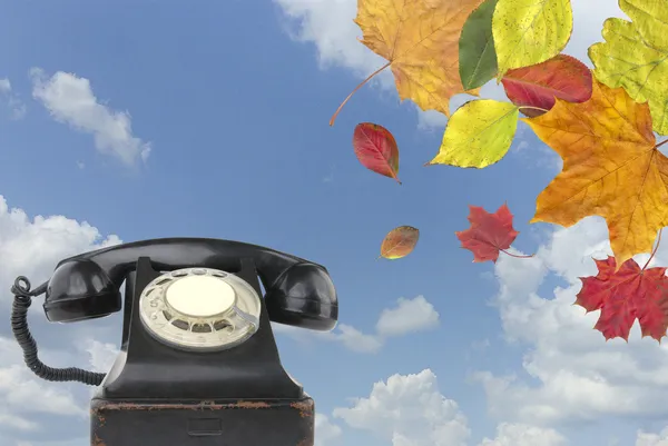하늘에 오래 된 빈티지 전화 — 스톡 사진