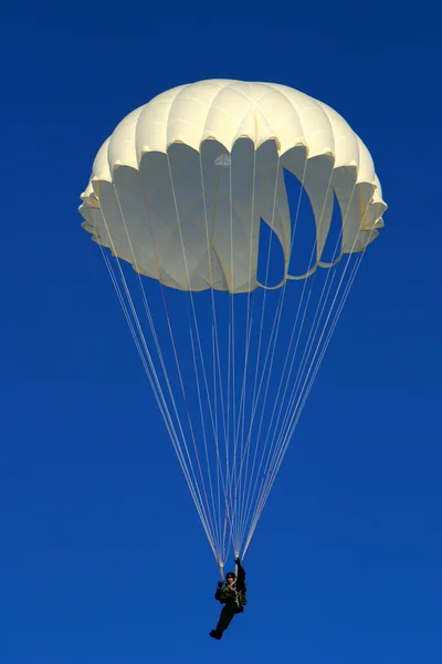 Стрибок з парашутом — стокове фото