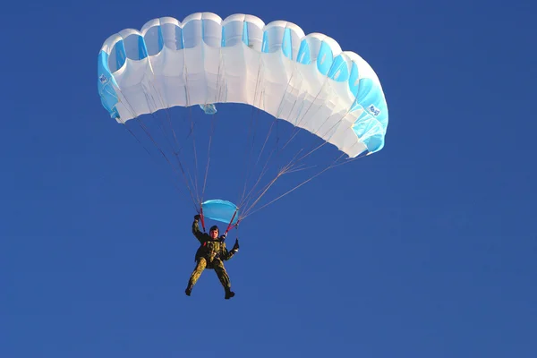 Salto en paracaídas —  Fotos de Stock