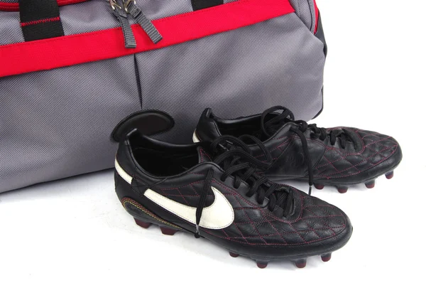 体育鞋类。足球靴和袋. — 图库照片