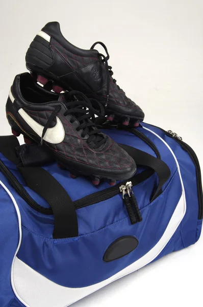 スポーツの靴。サッカーのブーツとバッグ. — ストック写真