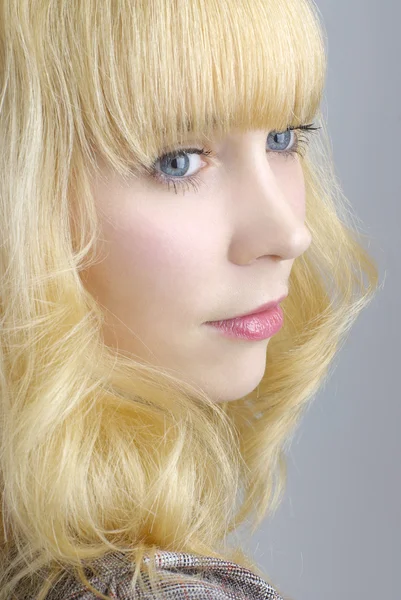 젊은 아름 다운 금발 여자의 관능적인 초상화 — 스톡 사진