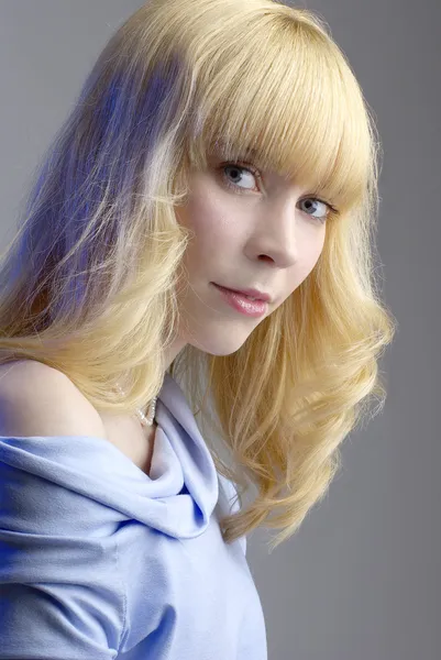 Actieve jonge mooie blonde vrouw — Stockfoto